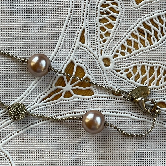 Vintage necklace soft gold tone w/faux blush pearls - Picture 2 of 6